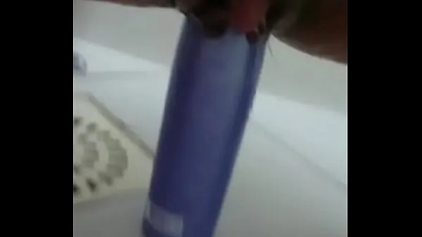 Νέα Stuffing the shampoo into the pussy and the growing clitoris νέα βίντεο