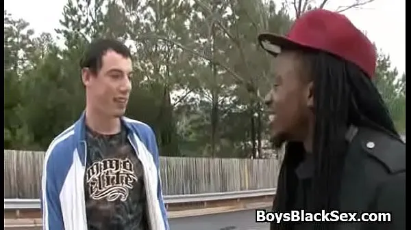 Nuovi Povero ragazzo bianco che succhia cazzi neri per comprare nuovi pneumatici 04 nuovi video