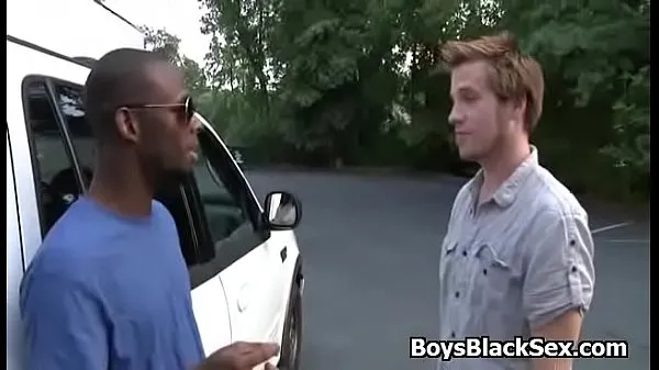 Nuovi Povero ragazzo bianco che succhia cazzi neri per comprare nuove gomme 21 nuovi video