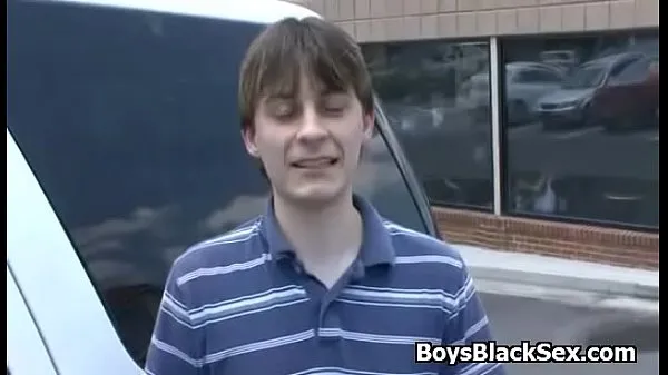 Nuovi Povero ragazzo bianco che succhia cazzi neri per comprare nuove gomme 12 nuovi video