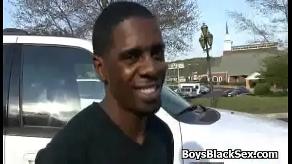Nuovi Povero ragazzo bianco che succhia cazzi neri per comprare nuovi pneumatici 15 nuovi video