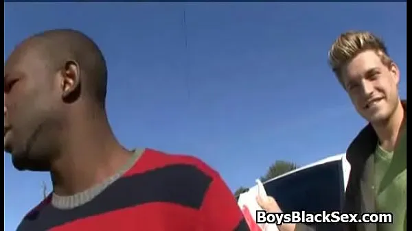 Nuovi Povero ragazzo bianco che succhia cazzi neri per comprare nuovi pneumatici 13 nuovi video