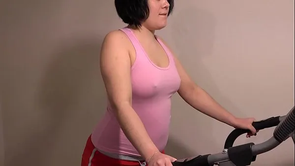 Новые Анальная мастурбация на беговой дорожке, девушка с сочным жопом занимается фитнесом новые видео