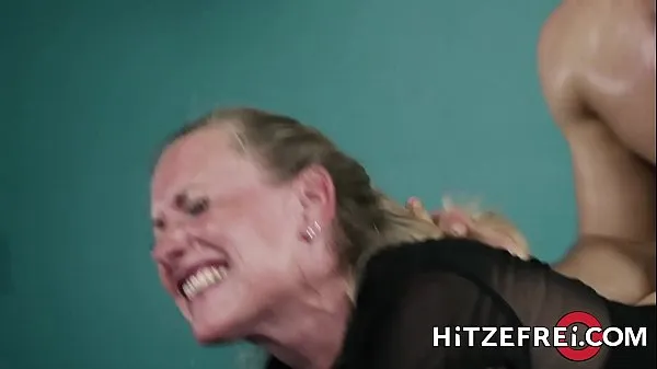 HITZEFREI Blonde German MILF fucks a y. guy Video mới mới