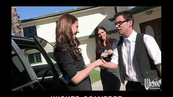 Pair of sisters bribe their car salesman into a threesome مقاطع فيديو جديدة جديدة