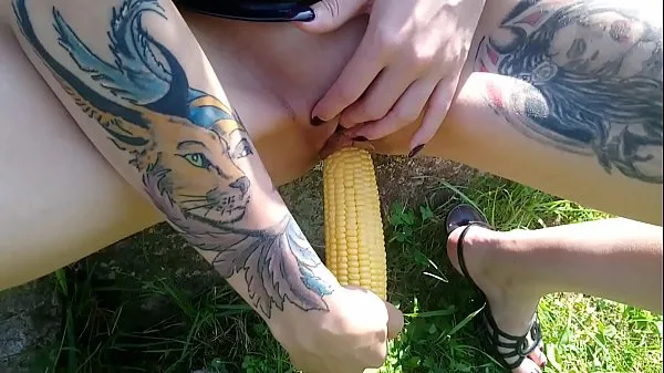 Nye Lucy Ravenblood fucking pussy with corn in public nye videoer