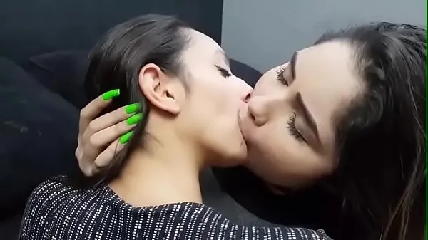 Neue Lesbian kissingneue Videos