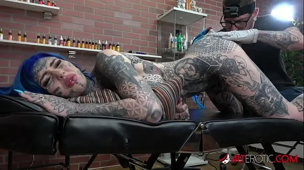 Новые Amber Luke делает татуировку в очко и хорошо трахается новые видео