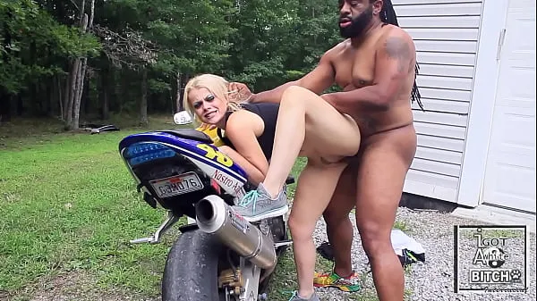 Nouvelles Don Whoe baise Nadia White sur sa moto SuperHotFilms nouvelles vidéos