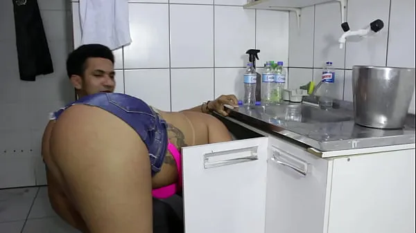 New The cocky plumber stuck the pipe in the ass of the naughty rabetão. Victoria Dias and Mr Rola new Videos