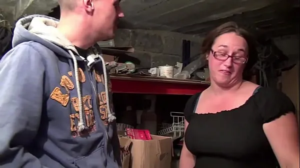 Nieuwe HOLLYBOULE - Florence a bbw does a gang bang with amateurs in a cellar nieuwe video's