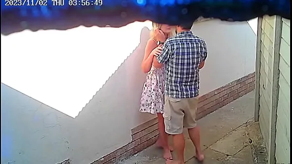 Nouvelles Une caméra de vidéosurveillance a filmé un couple en train de baiser devant un restaurant public nouvelles vidéos
