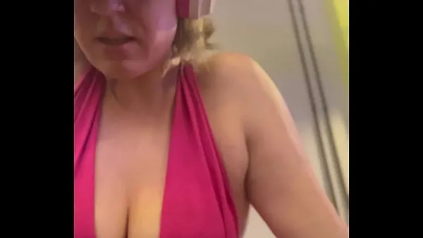 Nye Wow, my training at the gym left me very sweaty and even my pussy leaked, I was embarrassed because I was so horny nye videoer
