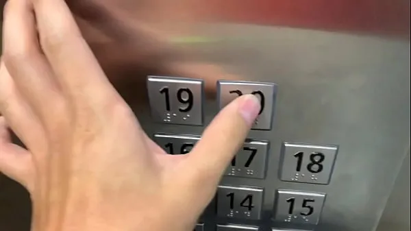 Neue Sex in der Öffentlichkeit, im Aufzug mit einem Fremden und sie erwischen unsneue Videos