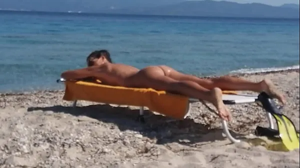 Nouvelles Exhibitionnisme de drones sur une plage nudiste nouvelles vidéos