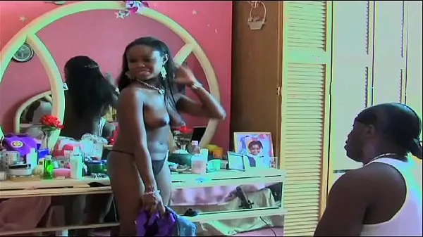 Nuevos Actriz de ébano de grandes tetas camina desnuda en una película al final del video vídeos nuevos